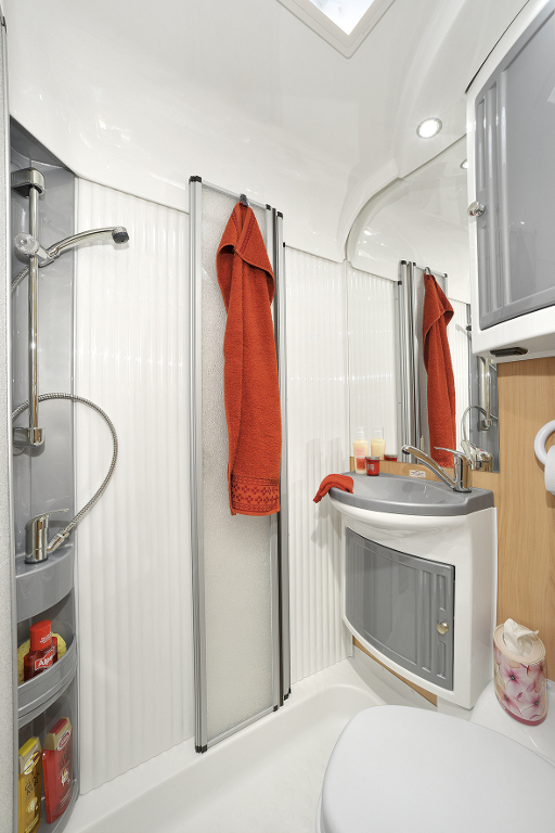 Caravan Salon Düsseldorf: Reisemobil für Männer: Weicheier müssen draußen bleiben | Sunlight Alkoven