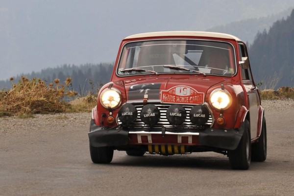 Geburtstag einmal anders: Mit dem Mini über historische Pisten 