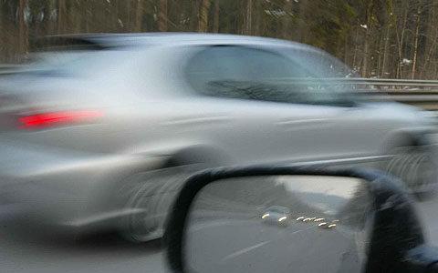 Geisterfahrer rast durch das Rohrgebiet Motorisierte Lebensfreude.