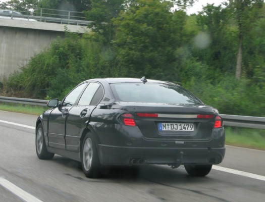 Immer noch getarnt: Neuer 5er BMW auf Testfahrt