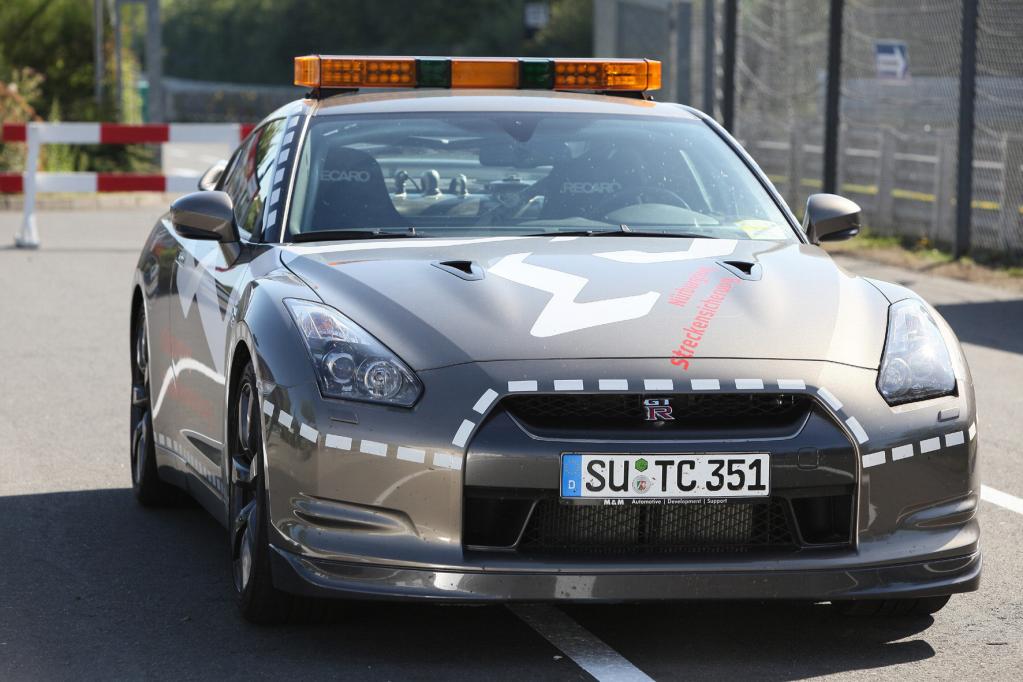 Mit dem Sportwagen zum Löscheinsatz 