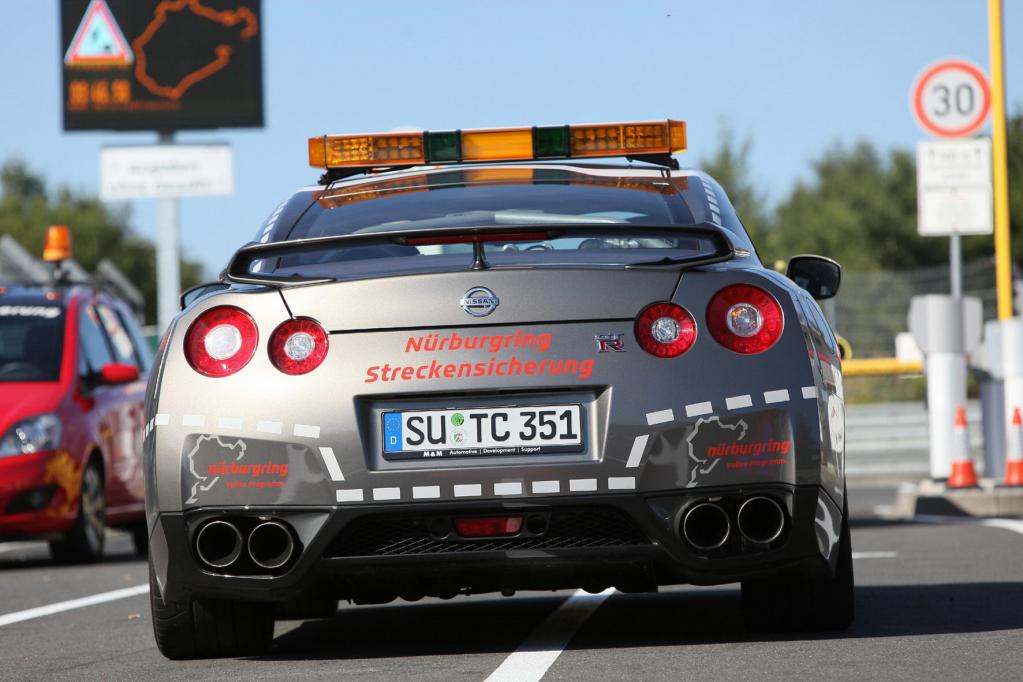Mit dem Sportwagen zum Löscheinsatz 