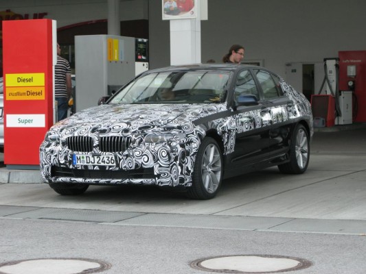 Neuer 5er BMW fast schon enttarnt in München unterwegs