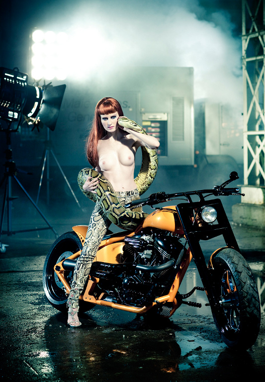 News: Polo präsentiert neuen Kult-Kalender 'Bikes ’n’ Girls 2010' 