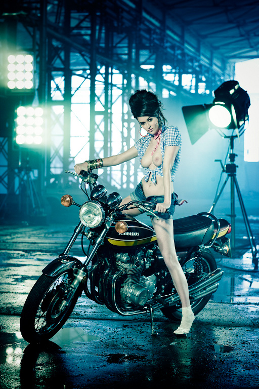 News: Polo präsentiert neuen Kult-Kalender 'Bikes ’n’ Girls 2010' 