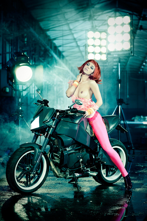 News: Polo präsentiert neuen Kult-Kalender 'Bikes ’n’ Girls 2010' 