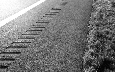 Rüttelstreifen als Unfallwarnsystem Automobile Lebensart.