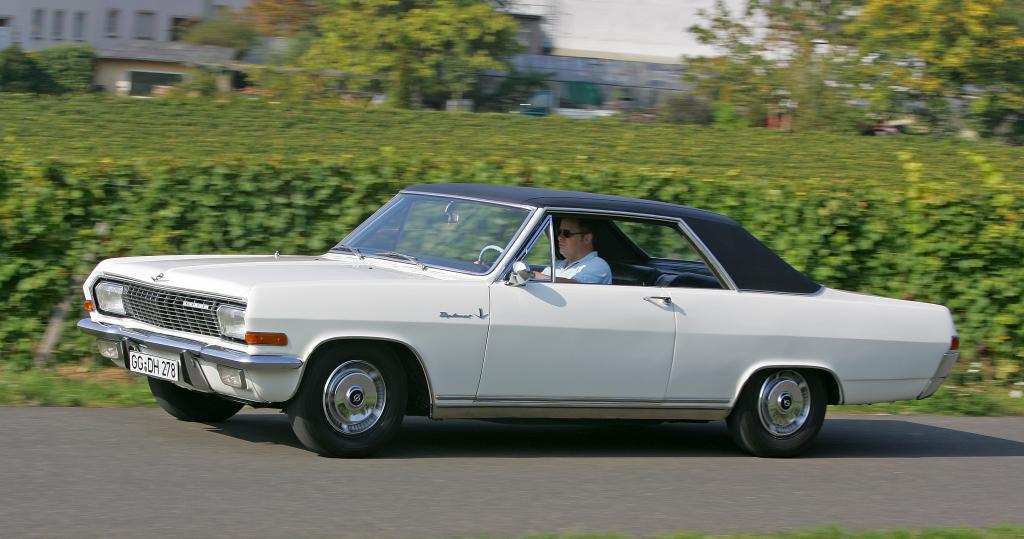 Schauspieler Ralph Herforth fährt Opel Diplomat V8 Coupé
