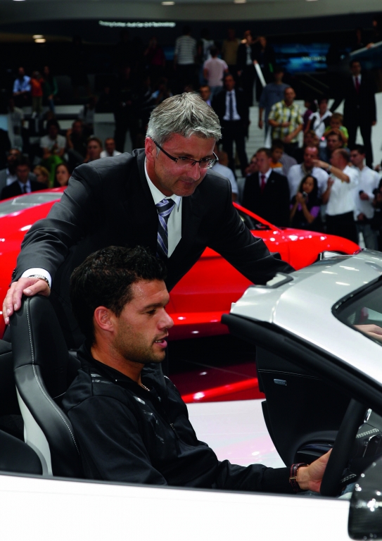 Überraschung! Kapitän Michael Ballack auf der IAA