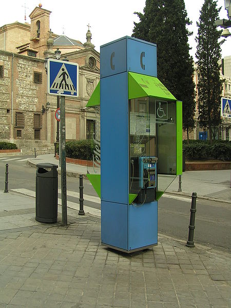 Aus Telefonzelle wird Elektroauto-Tankstelle