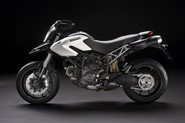 Ducati Hypermotard 796: Kleine und flotte Schwester 