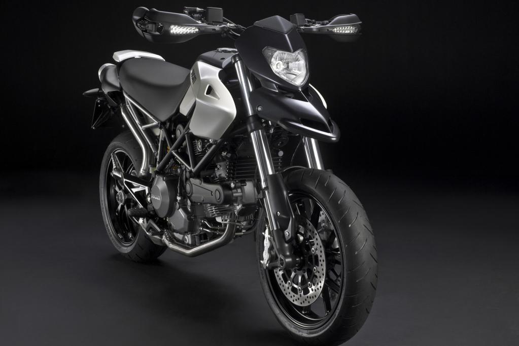 Ducati Hypermotard 796: Kleine und flotte Schwester 