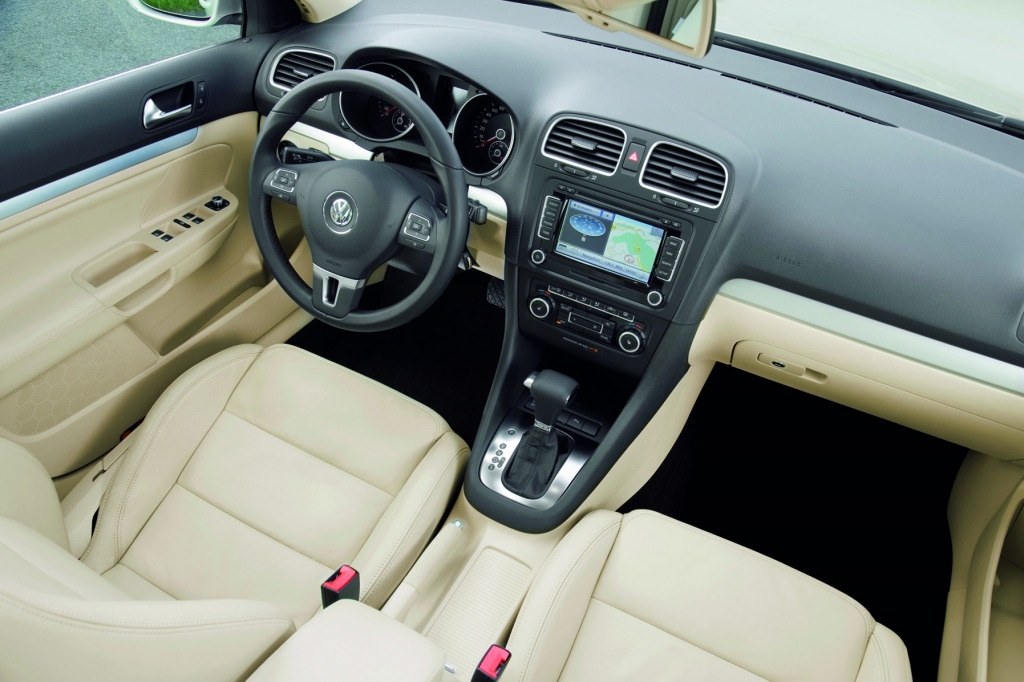 Highline: Die Golf Variant Topversion mit optionalen Features wie DSG, Radio-Navigationssystem RNS 510, Multifunktionslenkrad und Lederausstattung „Vienna“