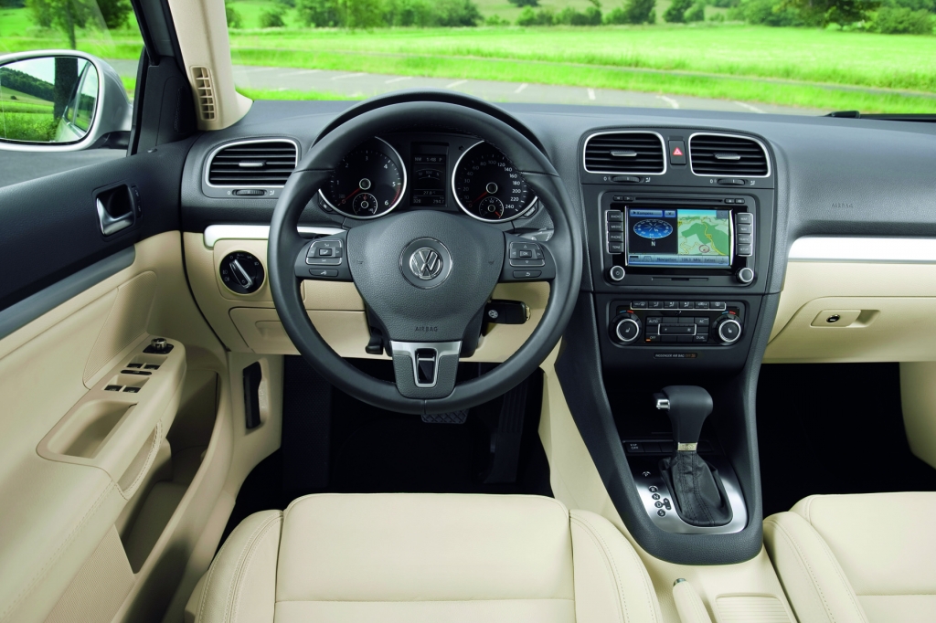 Highline: Die Golf Variant Topversion mit optionalen Features wie DSG, Radio-Navigationssystem RNS 510, Multifunktionslenkrad und Lederausstattung „Vienna“