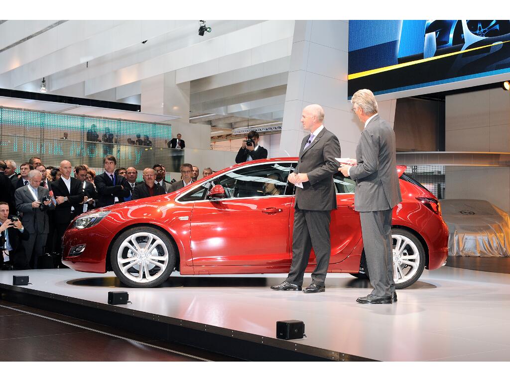 IAA Frankfurt: IAA 2009:Neuer Opel Astra umschwärmt