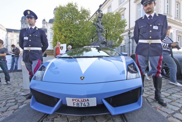 In Bensberg mit dabei: das Dienstfahrzeug der Carabinieri