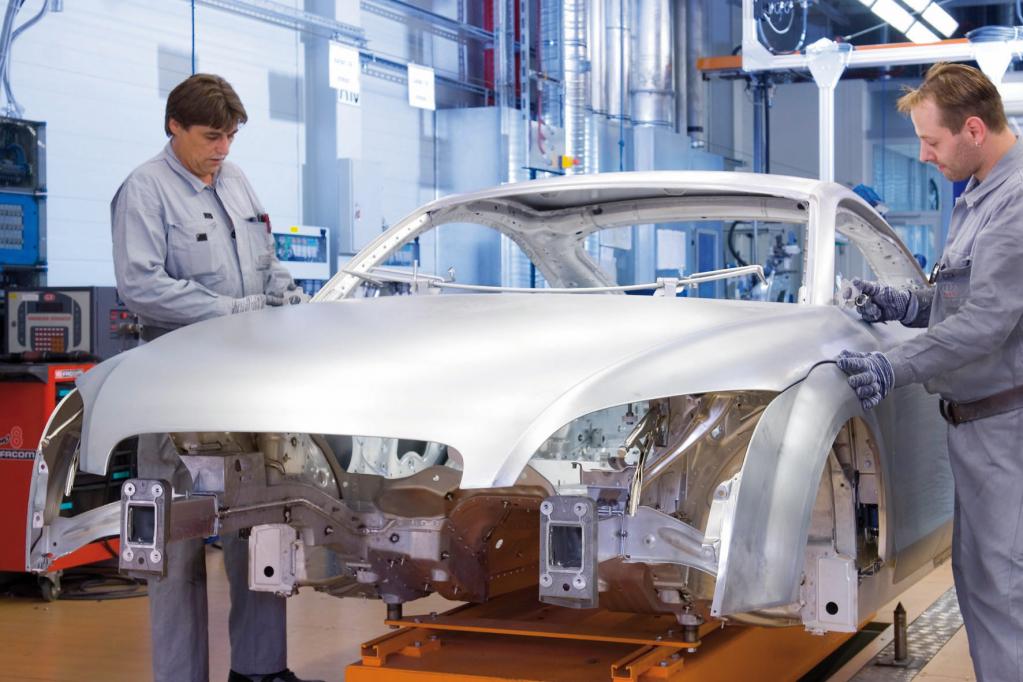 Leichtbau-Autos: Heute Aluminium, morgen Kohlefaser 
