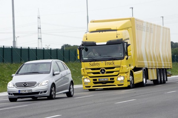 Mercedes liefert 10 000 Lkw mit Notbremsassistent aus 