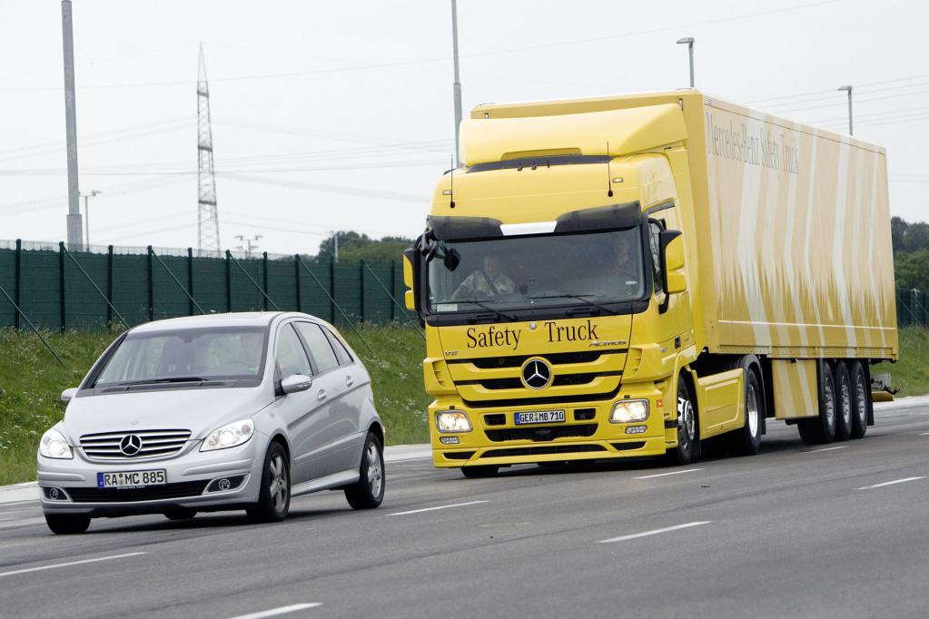 Mercedes liefert 10 000 Lkw mit Notbremsassistent aus 