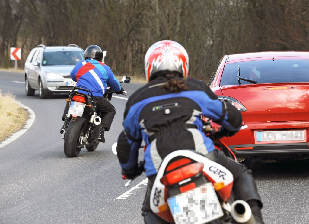 Motorrad: Rettungsgasse als Staudurchfahrt vom Tisch 