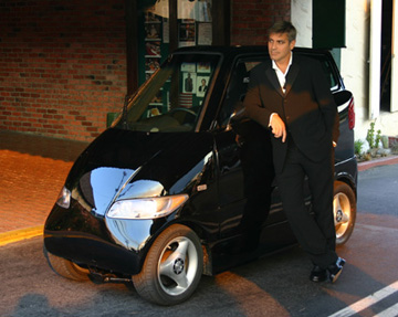 Sexy Mann, unsexy Auto  George Clooney kann das egal sein