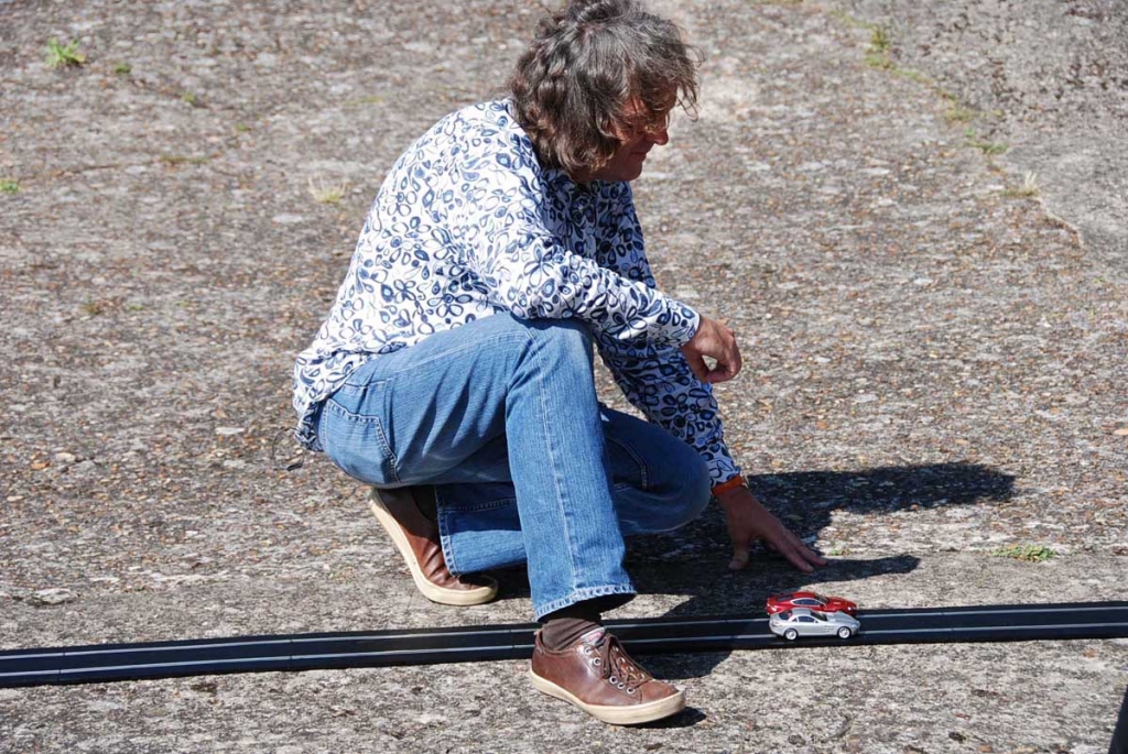 BBC-Moderator James May verlegt Schienen