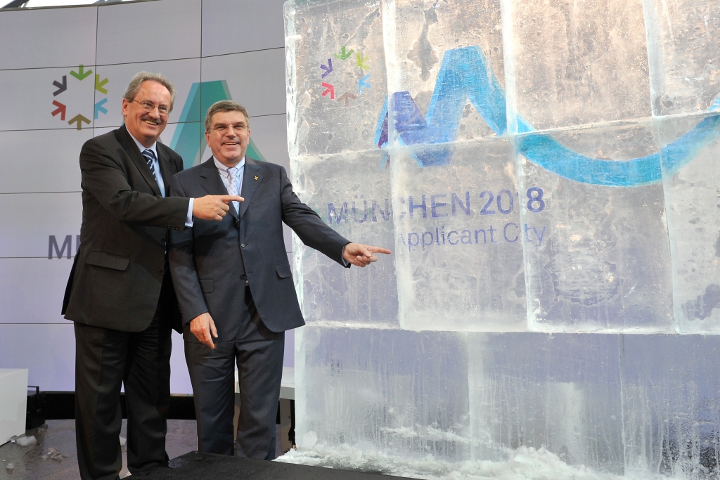 Christian Ude, Oberbürgermeister München, und Dr. Thomas Bach, Vorsitzender der Gesellschafterversammlung der Bewerbungsgesellschaft München 2018 GmbH und Präsident des Deutschen Olympischen Sportbundes (DOSB)