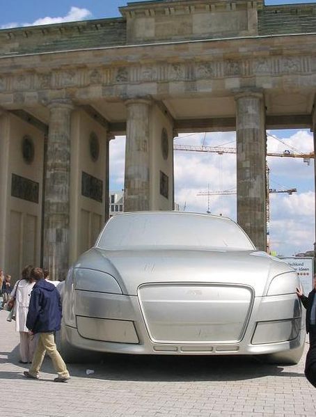 Das ist mal ein Schiff - Auto-Skulptur vorm Brandenburger Tor