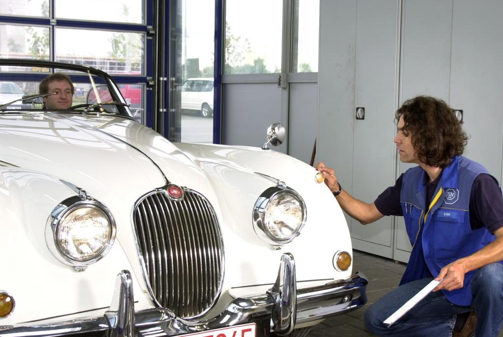 Motorräder und Oldtimer brauchen vor dem Winterschlaf aufmerksame Pflege