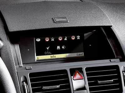 Navigation 20 zeigt über die Funktion Länderinfo, welche gesetzlichen Bestimmungen für das Autofahren im Ausland Gültigkeit haben: Geschwindigkeitsbegrenzungen, die gültige Promillegrenze und Fahrlichtpflicht.
