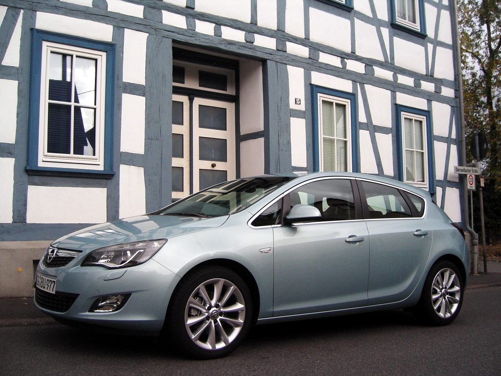 Opel Astra: Kompaktwagen mit Genen der Mittelklasse