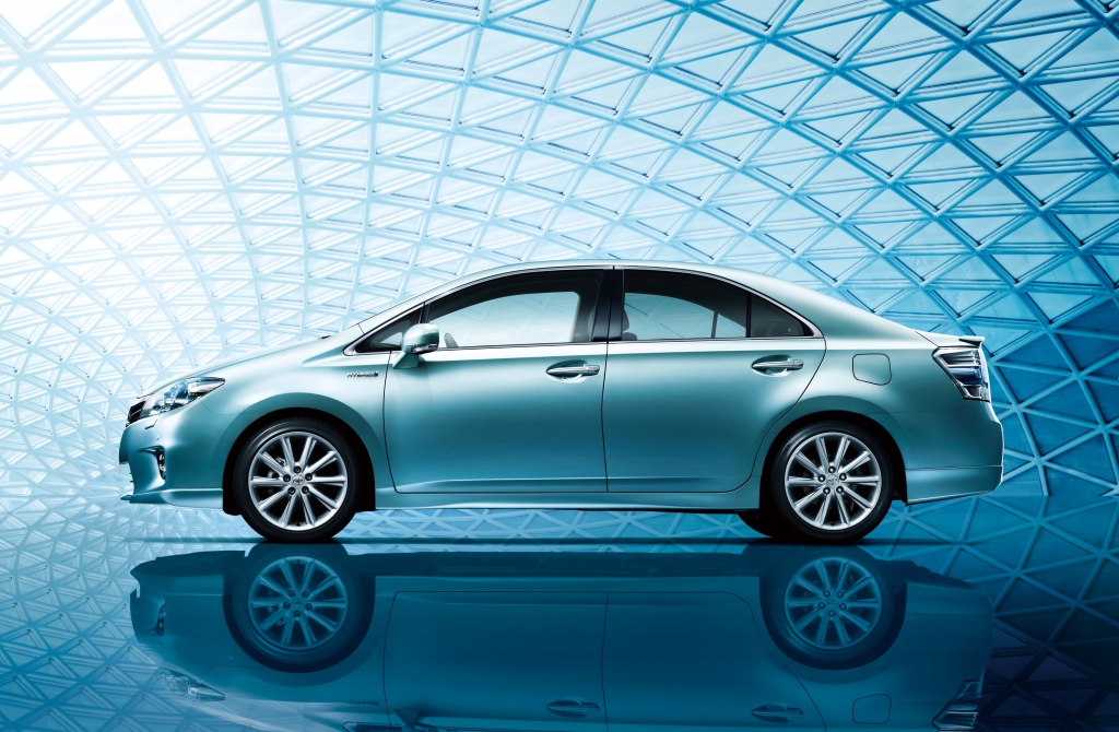 Starker Bruder des Toyota Prius f&uuml;r Japan 