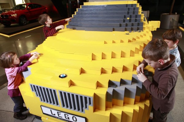 800 Kinder bauen BMW X1 aus LEGO® Steinen