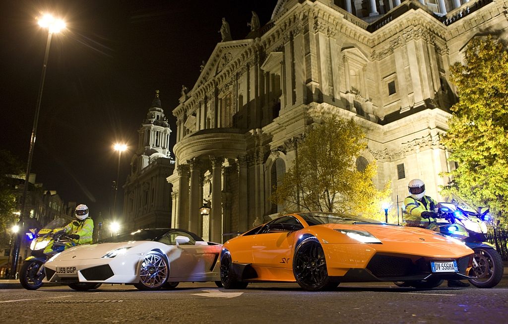 Automobili Lamborghini und Pirelli zeigen ihre Partnerschaft im Rampenlicht.