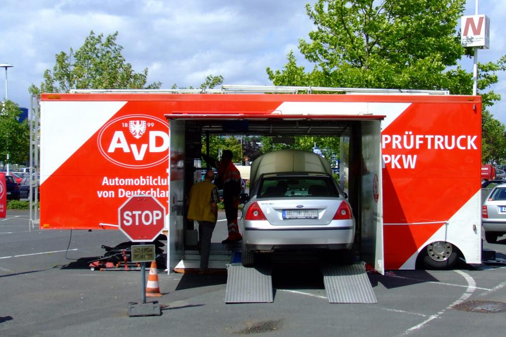Bremsflüssigkeit im Auto regelmäßig wechseln lassen 
