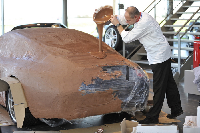 Der Chocolatier gießt die Schokolade auf den 911    Bild von: Porsche Centrum Gelderland