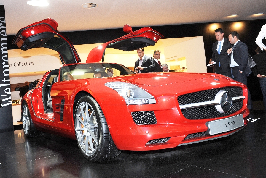 Doppelsieg für Mercedes-Benz: E-Klasse und SLS AMG gewinnen die Auto Trophy 2009