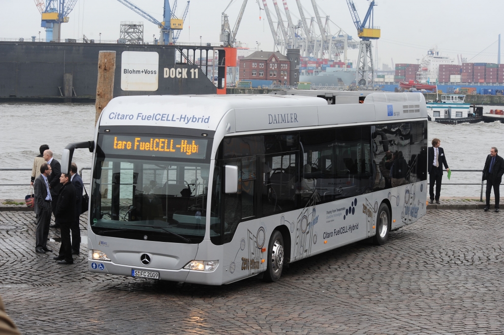 Erste Testfahrt mit dem Mercedes-Benz Citaro FuelCELL-Hybrid Bus in Hamburg.