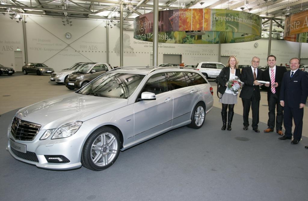 Erstes T-Modell der Mercedes-Benz E-Klasse an Kunden übergeben