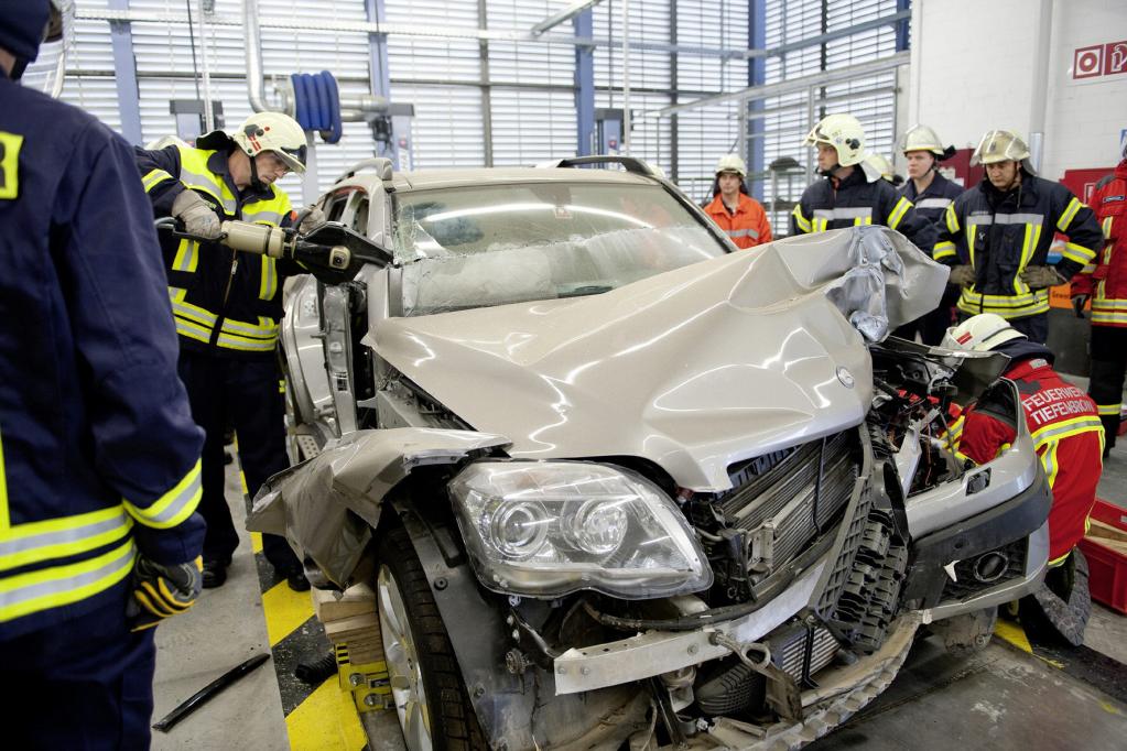 Feuerwehrübung bei Daimler: Patientengerechte Rettung am Modell erlernen 