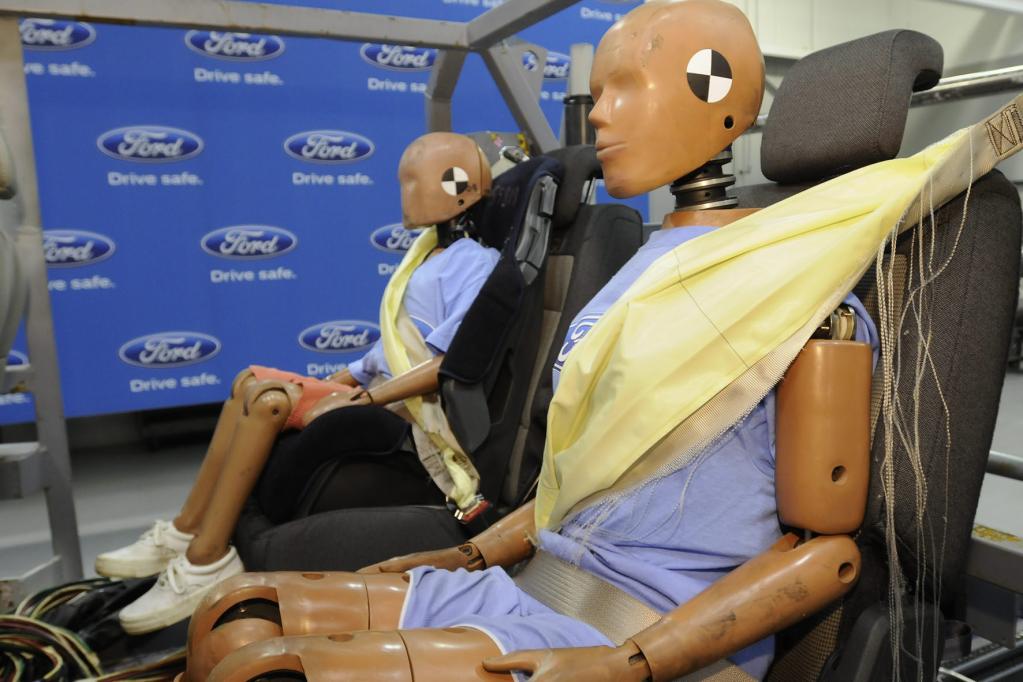 Neuer Ford-Sicherheitsgurt mit Airbag für die Rückbankpassagiere 