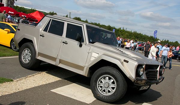 PLatz 35 - Lamborghini LM002, ja auch der Sportwagenhersteller Lamborghini hat sich mal in Geländewagen versucht.  Zum Glück wird dieses Gefährt seit knapp 20 Jahren nicht mehr produziert. Eigentlich sollte es ein Nutzfahrzeug der US-Army werden.