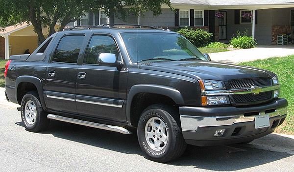 Platz 40 - Manchmal tut man sich in den USA mit dem Autodesign sehr schwer. Siehe dieser Chevrolet Avalanche: Der doppelte Grill, die doppelten Lichter. Dieses Fahrzeug ist so hässlich, dass man gar nicht weiß, wo man besser (nicht) hinschauen soll.