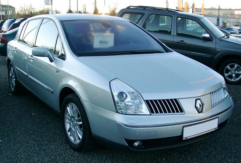 Platz 41 - Das Schlimmste beim Renault Velt Satis ist die Front. Diese hochgezogenen, unfrmigen Scheinwerfer.  Die Mchtegern-Lftungsschchte. Die Krnung aber ist das beraus scheuliche Muster an der Stostangenverkleidung.Gruselig.