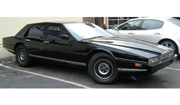 Platz 46 - Beim Aston Martin Lagonda mit 1976 Baujahr passt einfach nichts zusammen. Die Front sieht aus wie von einem anderen Auto an den Rest montiert, das Fahrzeug wird so einach wahnsinnig laaaang...