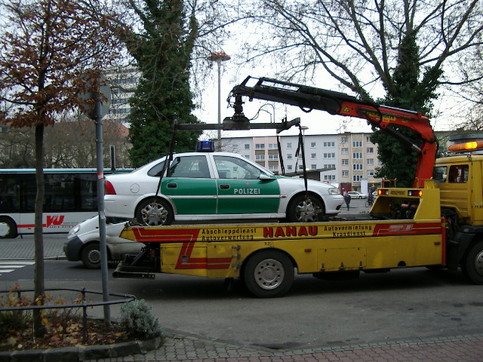 Polizei wird abgeschleppt          Bild von: www.spassfieber.de