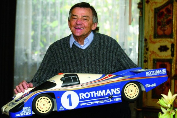 Porsche gratuliert Hans Mezger zum runden Geburtstag