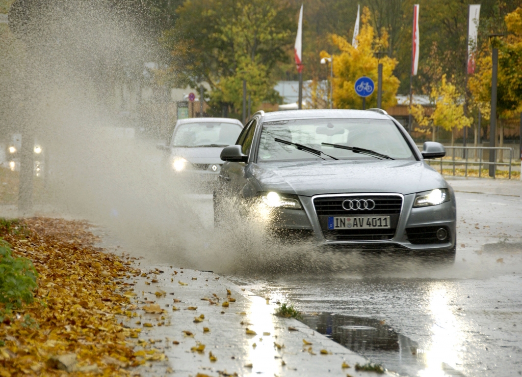 Ratgeber: Bei Regen Fuß vom Gas  
