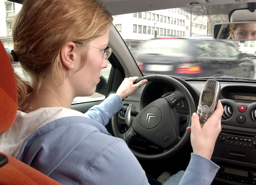 Recht: Auch für Fahrlehrer gilt Handy-Verbot 