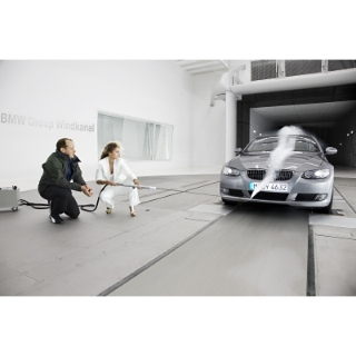 Sylvie lsst sich gleich die Technik erklren und macht selbst ein bisschen Wind. 